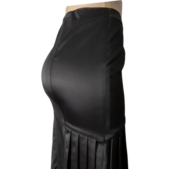 BEBE Gorgeous Black Satin Skirt Size 6,. - Picture 8 of 15